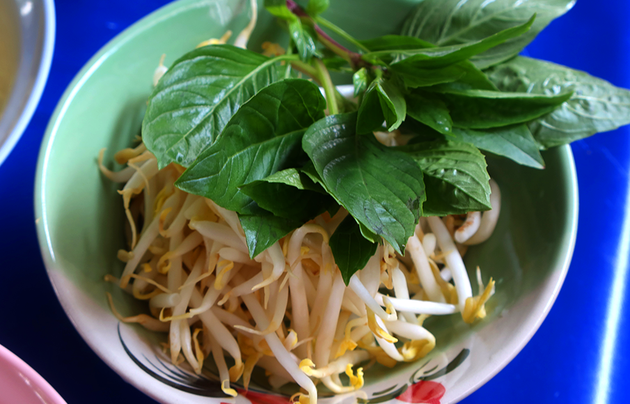 ก๋วยเตี๋ยวเรือน้ำฝน ใต้ทางด่วน