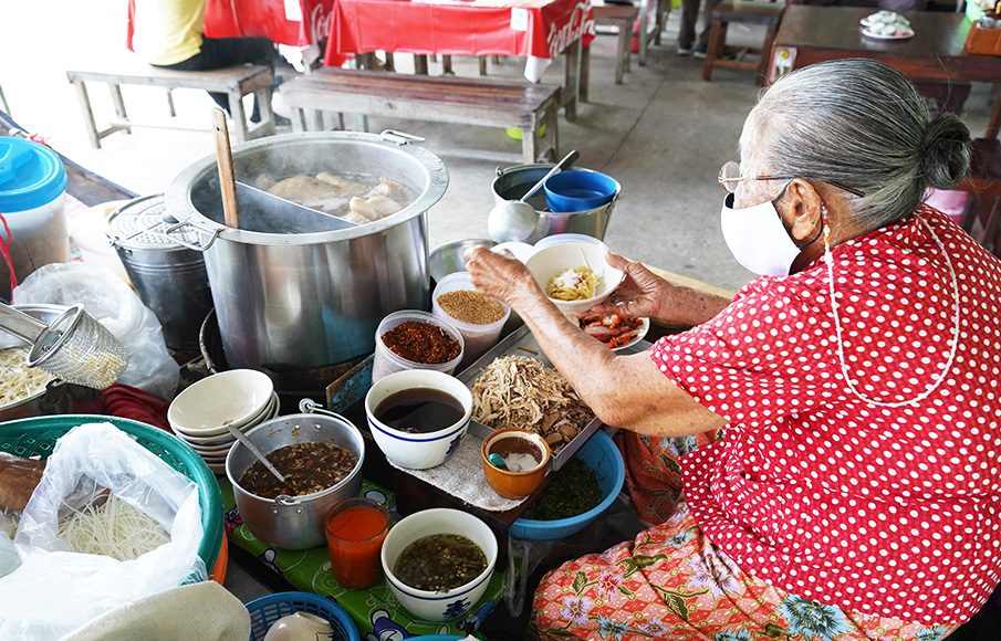 ก๋วยเตี๋ยวเรือไก่ฉีกป้าปุ๊ อ.เสนา