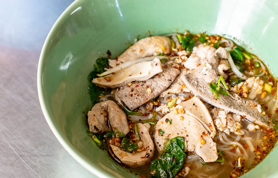ก๋วยเตี๋ยวหมูใบตำลึงนายแกละ (ประสพลาภ)
