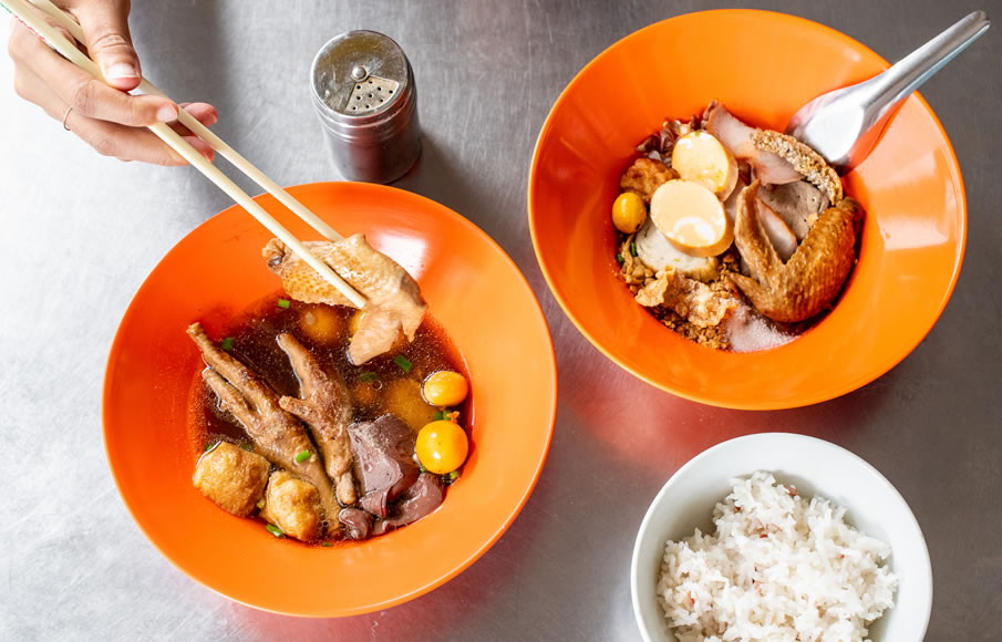 สายน้ำผึ้ง ก๋วยเตี๋ยวปีกไก่ (สาขามโนรม)