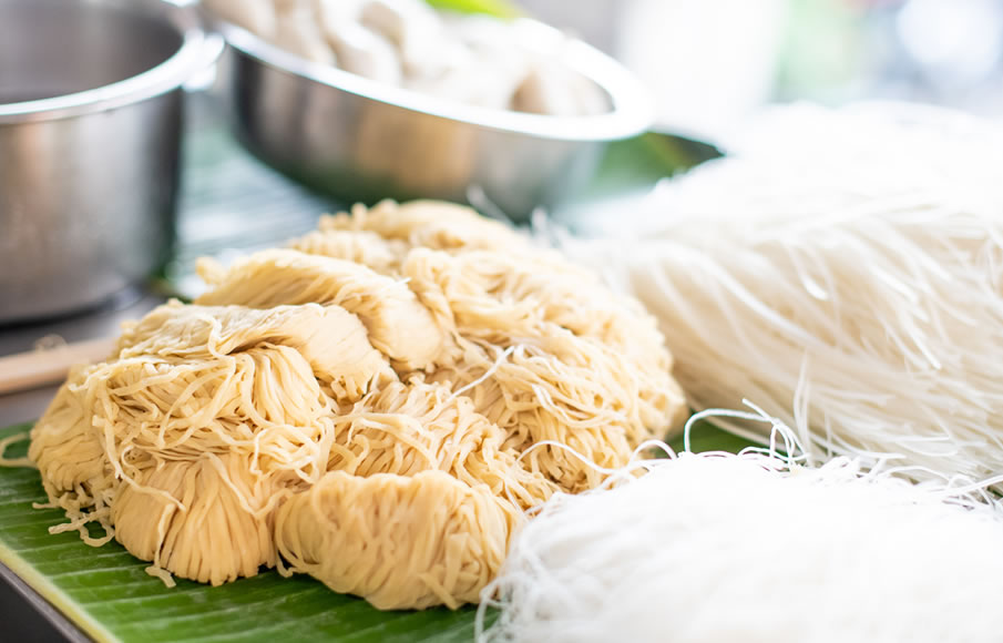 สายน้ำผึ้ง ก๋วยเตี๋ยวปีกไก่ (สาขามโนรม)