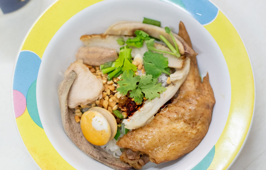 สายน้ำผึ้ง ก๋วยเตี๋ยวปีกไก่ (สาขาสุขุมวิท)